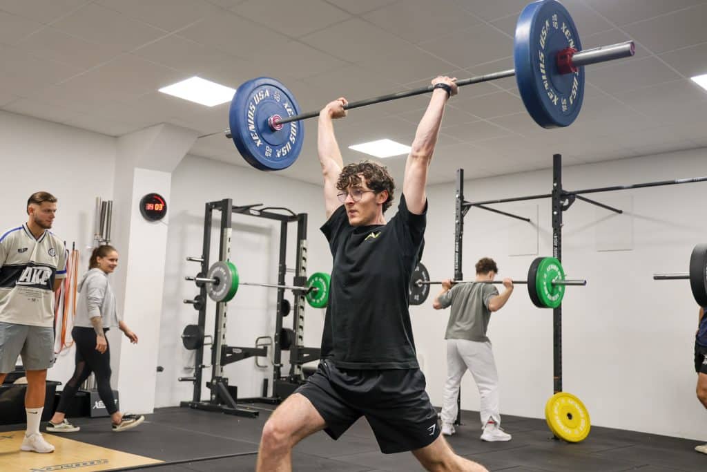 Photo d'un élève en train de porter une barre de musculation